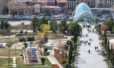 Ce se întâmplă în orașul unde refugiații ruși și cei ucraineni le cer socoteală lui Putin și lui Stalin